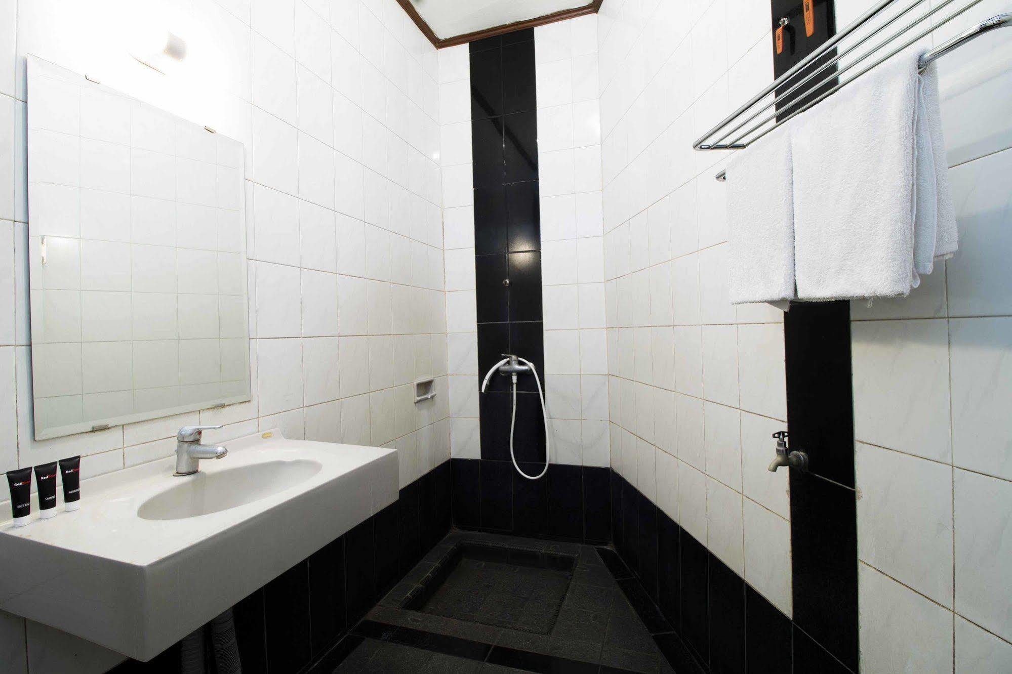 Reddoorz @ Dago Hotel Bandung Exterior photo